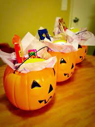 Diy Halloween Gift Baskets I Made These With My Mom And They Were Super Cheap 1 Baskets Fill Diy Halloween Gifts Kids Halloween Gifts Halloween Gift Baskets