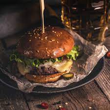 Le classique hamburger américain perd un bon nombre de calories, lorsqu'il est réalisé à la maison. Comment Reussir Un Hamburger Maison Elle A Table