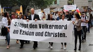 August 2020 jährt sich der genozid des islamischen staates an den jesiden von shingal, irak, zum allerdings fehlt es ihnen an allen lebensnotwendigen mitteln in shingal und rund 300 000 jesiden. Christen Und Jesiden Gedenken Gemeinsam Der Verfolgten Kirche Leben