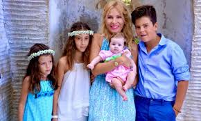 Φήμες ήθελαν την κατερίνα ζαρίφη να εντάσσεται στο δυναμικό της εκπομπής της ελένης μενεγάκη κάτι τέτοιο όμως δεν ισχύει! Elenh Menegakh Deite Adhmosieytes Fwto Me Aformh Th Giorth Ths Mhteras Mothersblog Gr