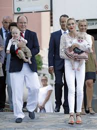 Radieuse avec le prince albert pour une remise de cadeaux. Monaco S Princess Charlene And Prince Albert Make An Appearance With The Royal Twins And Omg They Re So Cute Princess Charlene Monaco Princess Monaco Royal Family