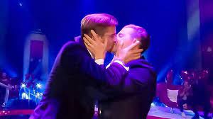 Auch das glück ihrer mitarbeiter. Beste Show Der Welt Kuss Zwischen Joko Und Klaas Berliner Morgenpost