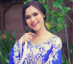 Dayang ara nabellah binti awang astillah (lahir 15 mac 1994) merupakan seorang penyanyi dan pelakon wanita malaysia. Bella Astillah Wiki Aliff Aziz S Wife Age Height Family Kids Net Worth