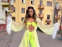 Телеведущая и певица ольга бузова посетила премию «жара music awards 2021». Platya I Naryady Olgi Buzovoj Foto