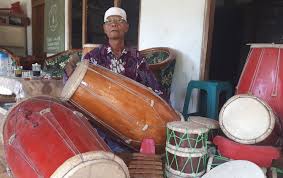 Gendang adalah alat musik tradisional yang berasal dari yogyakarta. Muhammad Amin Perajin Alat Musik Tradisional Berkarya Sejak Sd
