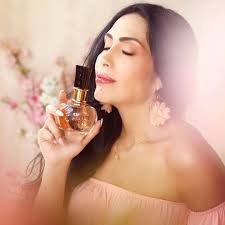 La fragancia más femenina, elegante y delicada 🌟LA PETITE ROSE🌟 Es un  perfume que tiene notas de jazmin, narciso, rosa de mayo, ambar y cedro.  Por eso es dulce, pero al final