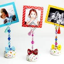 Voici un cadeau pour la fête des pères facile à réaliser et utile qui mettra les livres de papa à la page ! Cadeau De Fete Des Peres A Fabriquer Avec Tete A Modeler