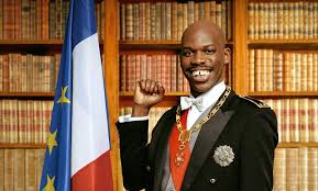 Jp, un acteur raté de 40 ans, décide d'organiser la première grosse marche de contestation noire en france, mais ses rencontres, souvent burlesques, avec des personnalités influentes de la communauté et le soutien intéressé qu'il reçoit de fary, le font osciller entre envie. Tout Simplement Noir De Jean Pascal Zadi Et John Wax Qu En A Pense Le Masque La Plume
