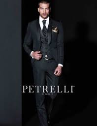 Uomo vestito di nero conocchiali da sole in cucina con una ragazza vestita di nero che lo respinge. Catalogo Abiti Da Sposo Il Giardino Della Sposa
