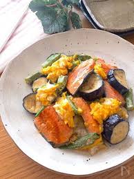 彩り鮮やか ふわふわ卵と鮭となすとオクラのめんつゆマヨソテー by ともきーた 伊藤 智子 レシピサイト nadia ナディア プロの料理家のおいしいレシピ レシピ レシピ 料理 なす