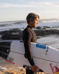 He was the youngest rookie on the world surf league (wsl) championship tour (ct) in 2016 and collected more round one wins than any other surfer, finished 2nd place at the pipeline event, and 20th place overall that year. Kanoa Igarashi