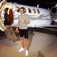 Finstere miene bei gareth bale. In Gareth Bales Multimillionarem Madrid Lifestyle Mit 6 5 Millionen Pfund Haus 230 000 Pfund Ferrari Und Golf Vor Der Haustur Nach Welt