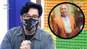 จิ้ม ชวนชื่น นักแสดงตลกแถวหน้าของเมืองไทยที่ในอดีตมีความเจ้าชู้หนักมาก ถึงขั้นฝ่ายหญิงไม่ยอมเลิกราถึงขั้นนัดเคลียร์กัน 3 คนผัวเมียก็ทำ. Tdbwpbsq2rz3 M