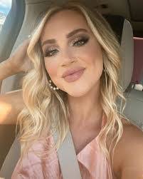 Nichole Lindsay's Instagram, Twitter & Facebook