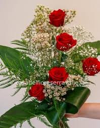 Regala mazzo 3 rose rosse per qualcuno che ami, perché, con le rose rosse sarai sicuro si fare centro nel loro cuore! Composizione A Forma Di Cuore Con Rose Di Colori Assortiti Fiori Fiorista A Serravalle Scrivia Invio E Consegna A Domicilio Fiori E Piante A Serravalle Scrivia