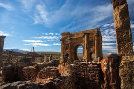 Turismo ruínas de al qal'a dos beni hammad o desenvolvimento do setor do turismo na argélia tinha sido anteriormente prejudicado pela falta de instalações, mas desde 2004 foi implementada uma ampla estratégia de desenvolvimento do turismo, resultando na construção de muitos hotéis de alto padrão moderno. Viajar A Argelia Un Pais Que Merece La Pena Descubrir