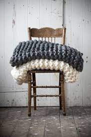 Douce au toucher, élastique et agréable à travailler, elle a tout pour plaire ! Maxi Couverture En Grosses Mailles Tricoter Une Couverture Jete A Grosses Mailles Couverture Epaisse