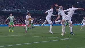 The spanish title race provided another twist on saturday as real madrid could only draw at home to real betis. El Betis Reclamo Unas Manos De Cristo Dentro Del Area En El Minuto 92