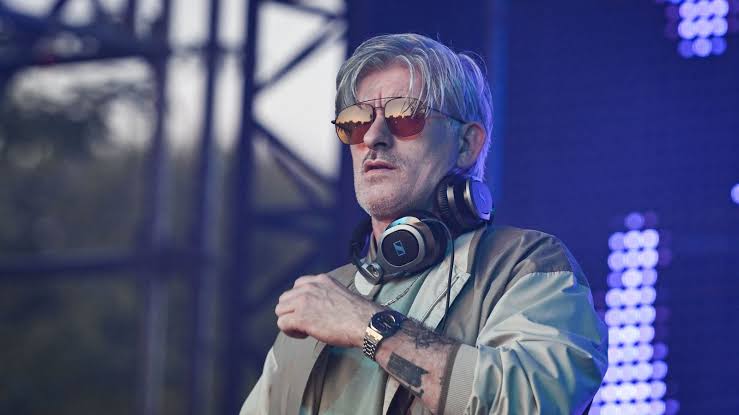 Sintetizadores e luzes neon que simbolizam o movimento Synthwave e a música eletrônica de Kavinsky