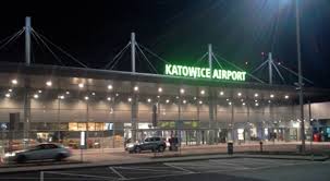 Jakies sto metrow do schodow samolotu, ale ten kawalek wszyscy pasazerowie przemierzyli w autobusie. Autobusy Na Lotnisko Do Pyrzowic Poznalismy Trasy I Rozklad Jazdy Twoje Zaglebie