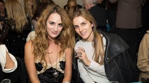 Absolwent szkoły głównej handlowej na dwóch kierunkach: Elizabeth Von Guttman And Alexia Niedzielski Celebrate With Baraboux Mophie Vogue