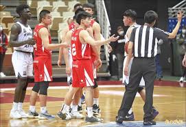 Uba 大專籃球聯賽日前爆出種族歧視風波，台師大體育室主任王鶴森與球員林仕軒今天比賽結束後帶禮盒前往世新大學休息室向阿巴西道歉，阿巴西也大器地說：「我原諒他了。」 109 學年度 uba 大專籃球聯賽男子組8強複賽，台師大上週與世新第4節比賽尾聲擦槍走火，林仕軒以「死黑鬼」一詞來辱罵. Wvkekwtuq70aim