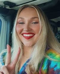 Lori Richie's Instagram, Twitter & Facebook