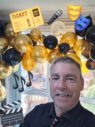 Fab Afternoon celebrating Lakeside Oscars presentations with the lovely  residents..Got to walk the red carpet and give out some well deserved  Oscars 😆 👍 with a big after party entertaining everyone with