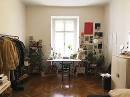 Wer Sein Schreibtisch An Ein Grosses Fenster Stellt Bekommt Nicht Nur Genugend Tageslicht Sondern Kann Hin Und Wieder Au Einrichten Und Wohnen Kleine Fenster