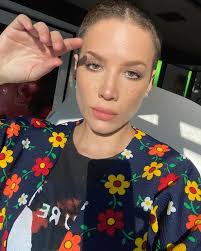 Halsey (26) musste für ihr süßes glück einige strapazen auf sich nehmen! Die Schwangere Halsey Andert Ihre Pronomen Vor Der Geburt In Sie Und Sie Aktuelle Boulevard Nachrichten Und Fotogalerien Zu Stars Sternchen
