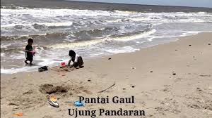 Letak pantai ujung pandaran yang jauh dari hiruk pikuk kota merupakan tempat dikawasan pantai ujung pandaran ini anda dapat menyaksikan juga ritual adat simah laut oleh masyarakat nelayan setempat secara turun temurun. Serunya Bermain Di Pantai Gaul Ujung Pandaran Kota Sampit Youtube