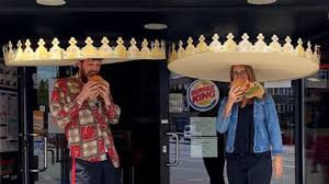 40.11 km von leer (ostfriesland) anschrift: Abstand Per Papphut Burger King Begeistert Mit Corona Krone Computer Bild