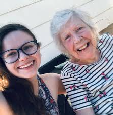 Living in a Fairytale Dream 💭 …a mere 30ft from my little apartment…so  #Tiptoe #Thru the #Bluebells with me #Willow #CentralPark #ThePool  #SpringTime #EnchantedGarden 📷 @ohalexsimmons