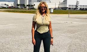 Kids can watch her maths videos, play games practise and even make their own medals with the 30 day challenge! Carol Vorderman Shocks With Daring Photo Fans React Hello