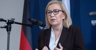 Poseł wyłamał się w głosowaniu za odwołaniem ministry. "Ta osoba wypisała się dziś z koalicji" [RELACJA NA ŻYWO]