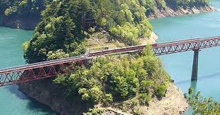 静岡県川根本町 大井川鐵道 次はひらんだ駅奥大井湖上駅は 大井川上流のダム湖に浮かぶ ホーム1本の無人駅井川行きの列車が レインボーブリッジ を渡ってやって来る駅に到着出発進行駅の方へ降りて行く 鉄橋左脇の歩道は この駅へ歩いて行ける唯一の手段だ駅の