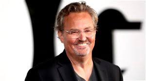 Celebrities rouwen om 1-jarig jubileum overlijden Matthew Perry, nieuwe  ontwikkelingen in onderzoek