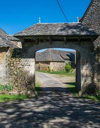 Lieux incontournables, idées de séjour, itinéraires, infos pratiques et culturelles de bozouls et les bonnes adresses du petit futé pour se restaurer, sortir, se loger et organiser son voyage à bozouls. Ancienne Grange Monastique De Seveyrac A Bozouls Pa12000028 Monumentum