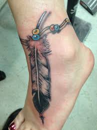 Als symbol ist die feder vielschichtig und kann auf eine lange geschichte in verschiedenen kulturkreisen zurückblicken. 40 Eindrucksvolle Feder Tattoos Ideen Fur Manner Und Frauen Federtattoos Tattoo Hals Indianer Feder Tattoos