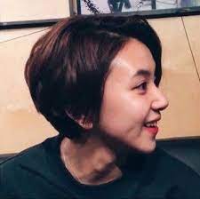 It is a 'coconut hairstyle'. Chaeyoung S Nunal On Twitter Girl Short Hair Short Hair Styles Shortish Hair