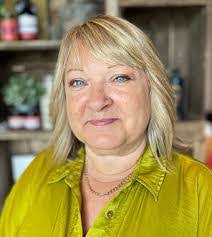 Julie Coates's Instagram, Twitter & Facebook