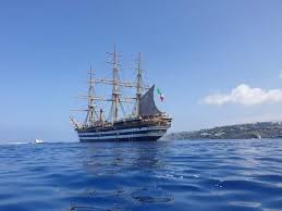 La nave scuola al porto di civitavecchia prima di salpare verso l'oceano: La Storica Nave Scuola Amerigo Vespucci Arrivata A Scalea Gazzetta Del Sud