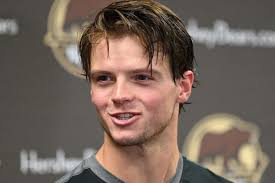 Carlisle's Connor Amsley leads Endicott men's hockey into national  semifinals