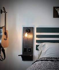 floating night stands with industrial sconce and outlet yatak tasarimlari ev icin yatak odasi ic tasarimi