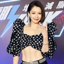 Jun 24, 2021 · 徐若瑄居家防疫期間不忘創作，全新單品《甩》耀眼上架，並在mv和宣傳照中展示成功「甩」肉後的深v美胸和川字腹肌，只見她身穿isabel marant及. å¾è‹¥ç'„ç˜¦6å…¬æ–¤ç§€å·å­—è…¹è‚Œ æ©„æ¬–æ²¹ è…¹è‚Œrock ç˜¦èº«ç§˜è¨£å…¨å…¬é–‹