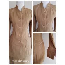 Warna ini akan membuat model baju pesta tersebut terlihat mengkilap dan elegan. 40 Trend Terbaru Model Baju Kerja Kuning Kaki Maria Space