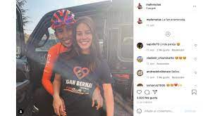 Muchos conocen a egan bernal , quien se convertirá en el primer colombiano y latinoamericano en convertirse en el campeón del tour de francia , pero pocos saben que en cada pedalazo que dá siempre está xiomara , su novia. M245iuazfcu4um