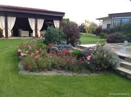 Realizarea spatiului verde mult dorit de catre client prin gazonarea cu rulouri de gazon. Cum Se Amenajaza O Gradina Firma Amenajari Gradini Si Spatii Verzi In Bucuresti Si In Tara Naturaldesign Ro