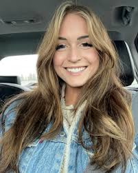 Bobbi Wallace's Instagram, Twitter & Facebook