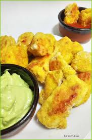 Per iniziare la preparazione di nuggets di pollo al forno dovete partire dalla realizzazione dell'impasto da cui ricaverete i vostri bocconcini. Nuggets Di Pollo Light E Senza Glutine Con Salse